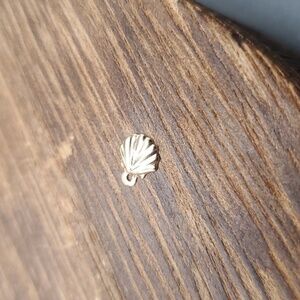 Tiny seashell‎ charm P135
